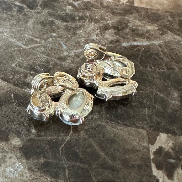 Vintage JJG 3 Stone Clip On Earrings - Picture 4 of 6